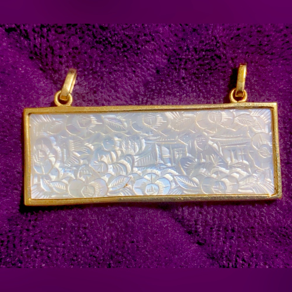 14k gold carved mother of pearl pendant - Picture 3 of 10